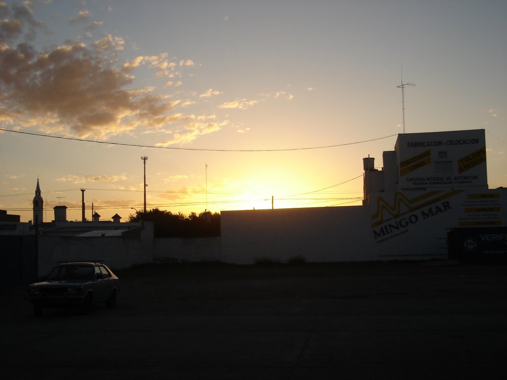 Vista hacia la iglesia desde la terminal de colectivos Punta Alta, Пунта-Альта