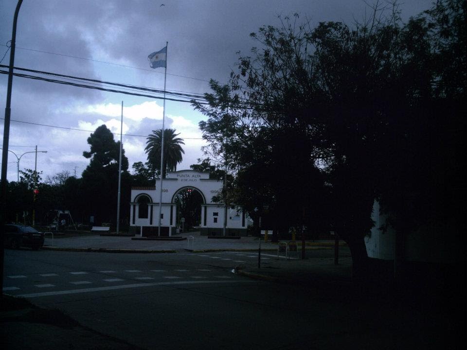 la plaza vista  desde calle murature, Пунта-Альта