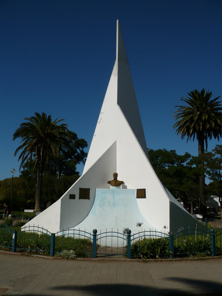 Monumento en el centro de la plaza de Punta Alta, Пунта-Альта