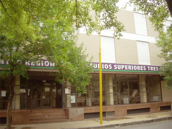 Centro Regional de Estudios Superiores de Tres Arroyos, Трес-Арройос