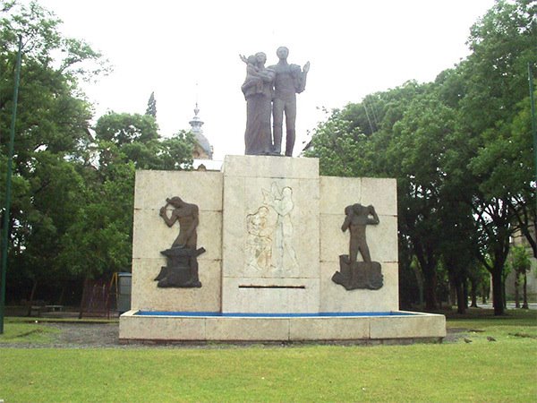 Monumento al Inmigrante, Трес-Арройос