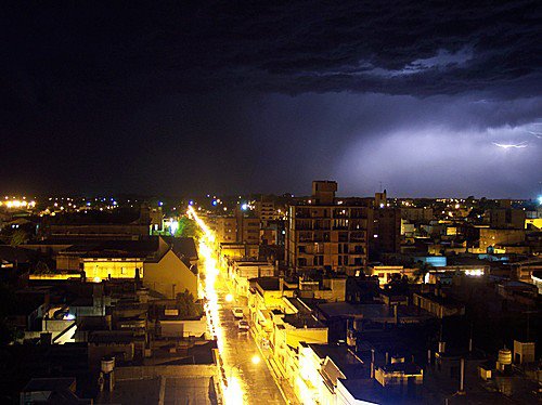 De noche, tormenta con truenos en Rio Cuarto, Córdoba, Argentina, Рио-Куарто
