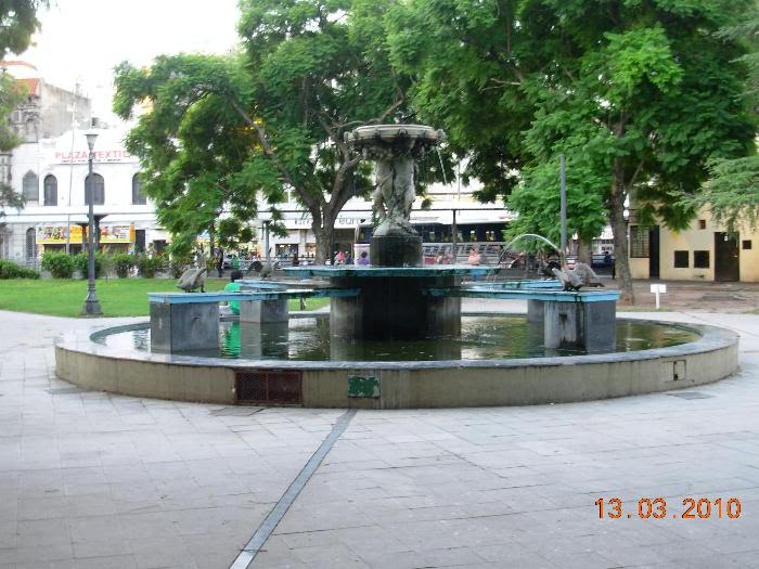 Rosario - Plaza Sarmiento - Fuente ( www.alepolvorines.com.ar ), Росарио