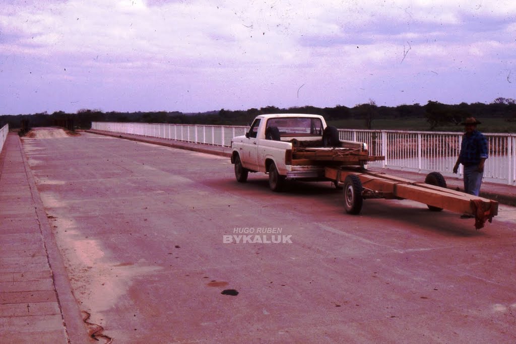 Transportando madera aserrada hacia El Sauzalito. Puente Lavalle. Agosto 1987.-, Пресиденсиа-Рокуэ-Сенз