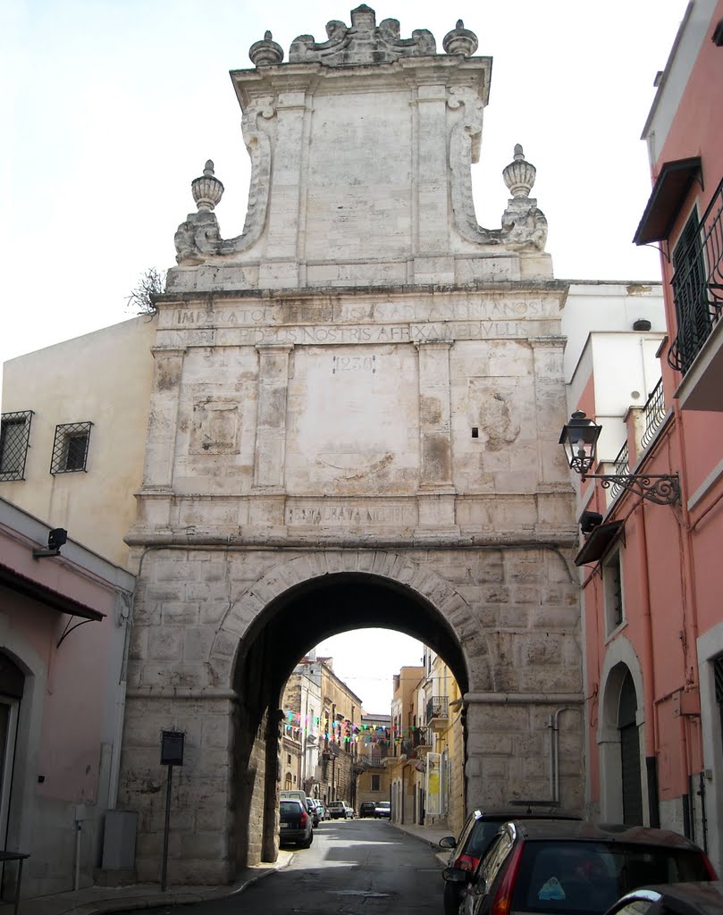 Porta di SantAndrea ad Andria, realizzata sotto Federico II di Svevia (1230), Андрия
