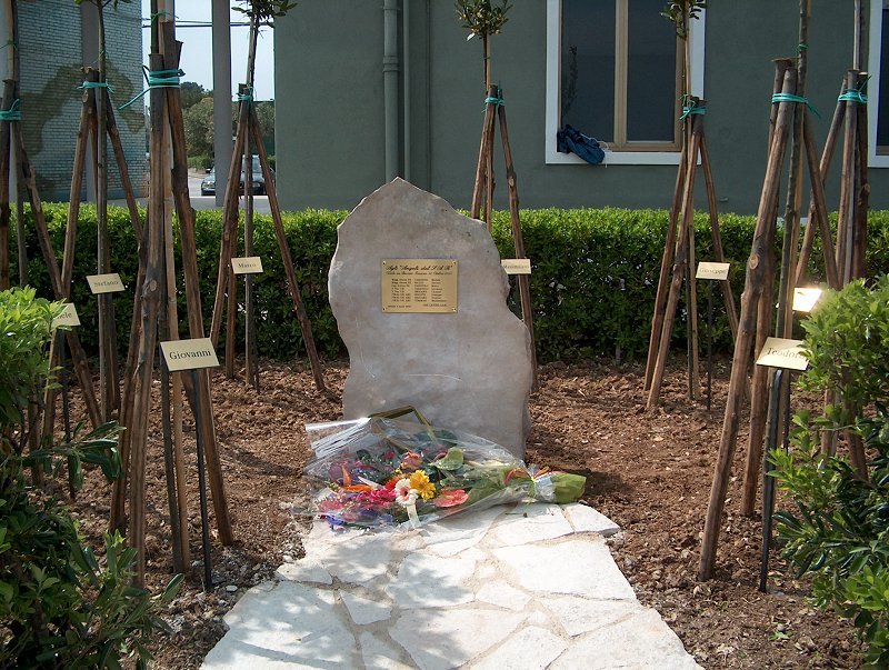 monumento "Angeli del SAR", Бриндизи