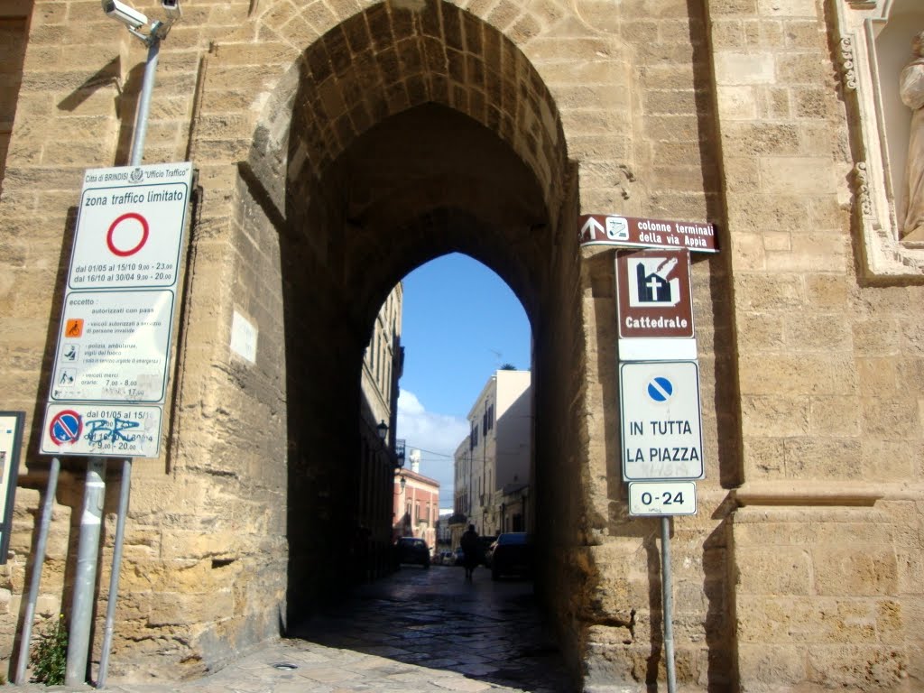 ITALIA Arco de entrada a Via Colonne, Brindisi, Бриндизи