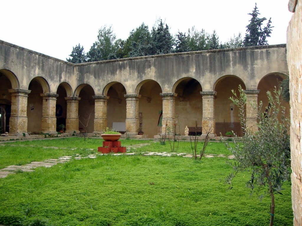 ITALIA Claustro de la Iglesia de Santa Maria del Casale, Brindisi, Бриндизи