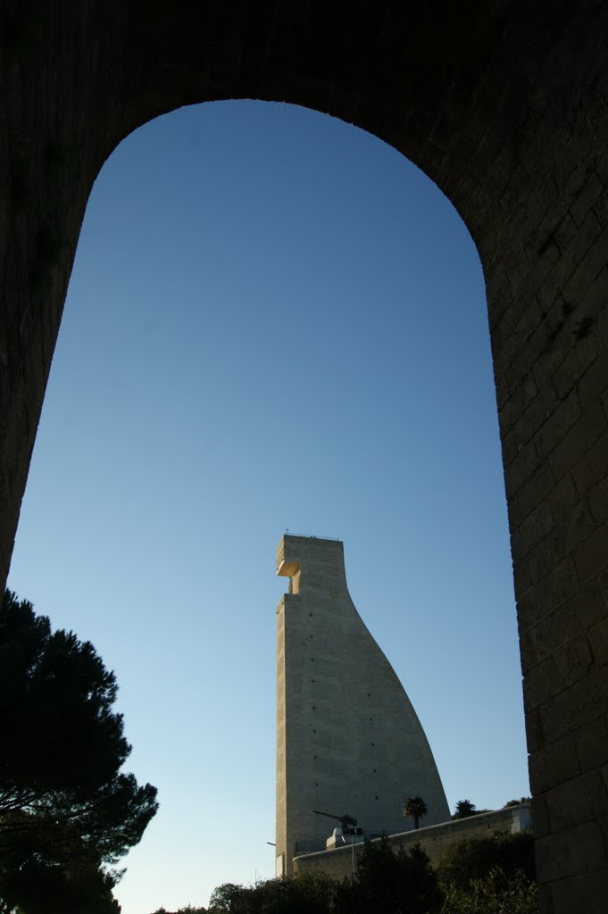 Profilo a forma di timone del Monumento al Marinaio dItalia, Бриндизи