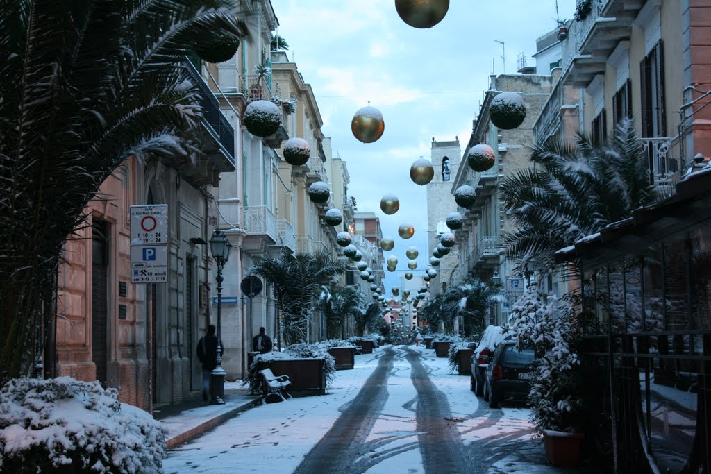 Via Duomo con addobbi natalizi e neve, Корато
