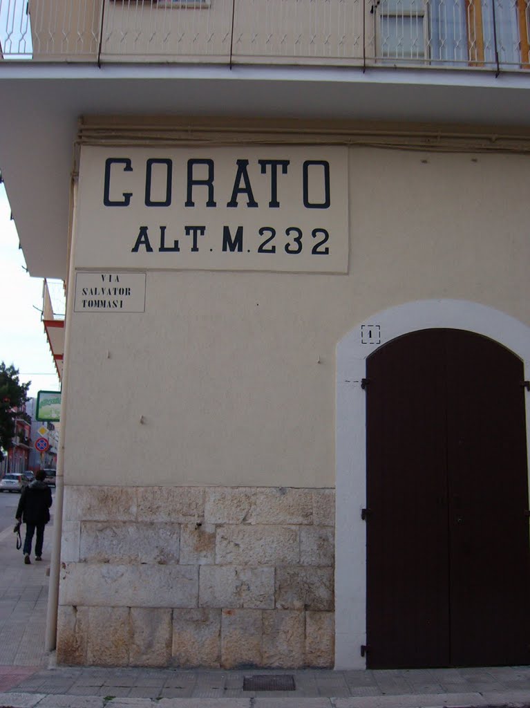 Targa al vecchio ingresso nella  citta  di Corato, Корато