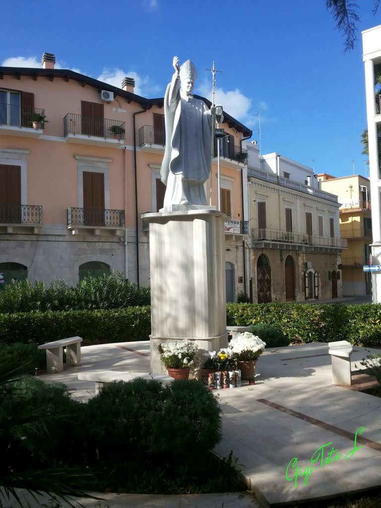 Papa Giovanni Paolo II monumento su piazza buonarroti by gigi.total, Корато