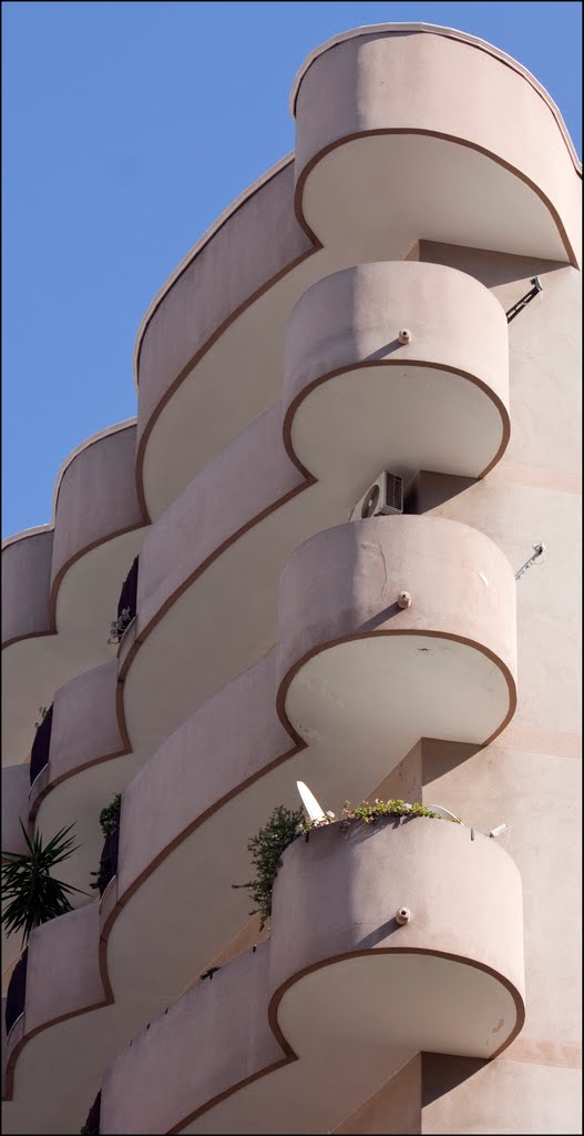 Balconi che affacciano sullantica cinta muraria di Taranto, Таранто