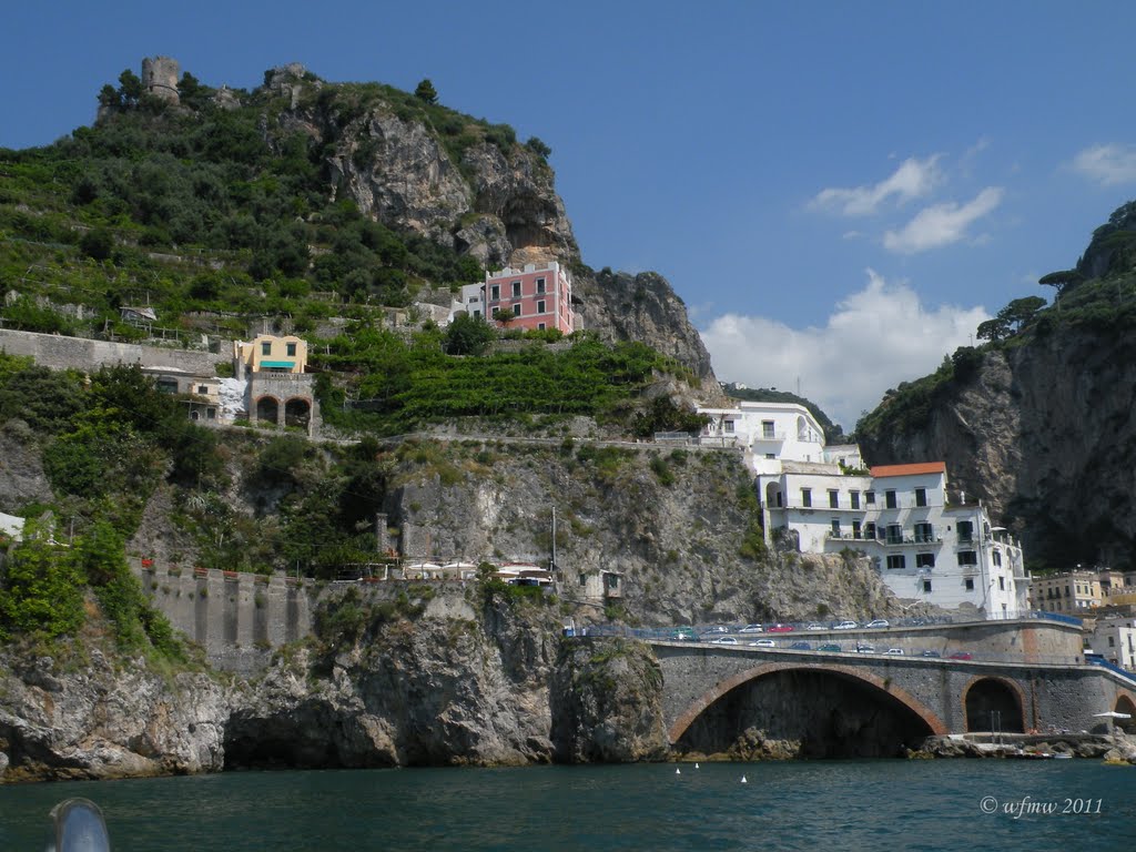Amalficoast (with natural arch on the left), Амалфи