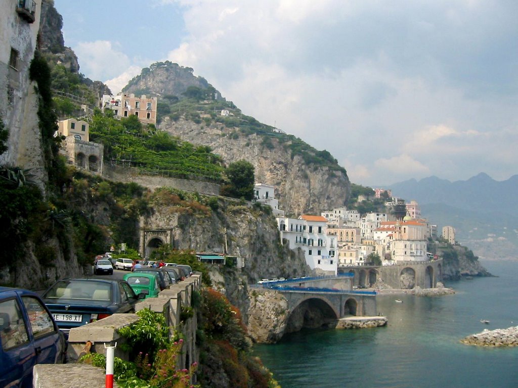Langs de costiera Amalfi een van de vele pittoreske plaatsjes, Amalfi., Амалфи