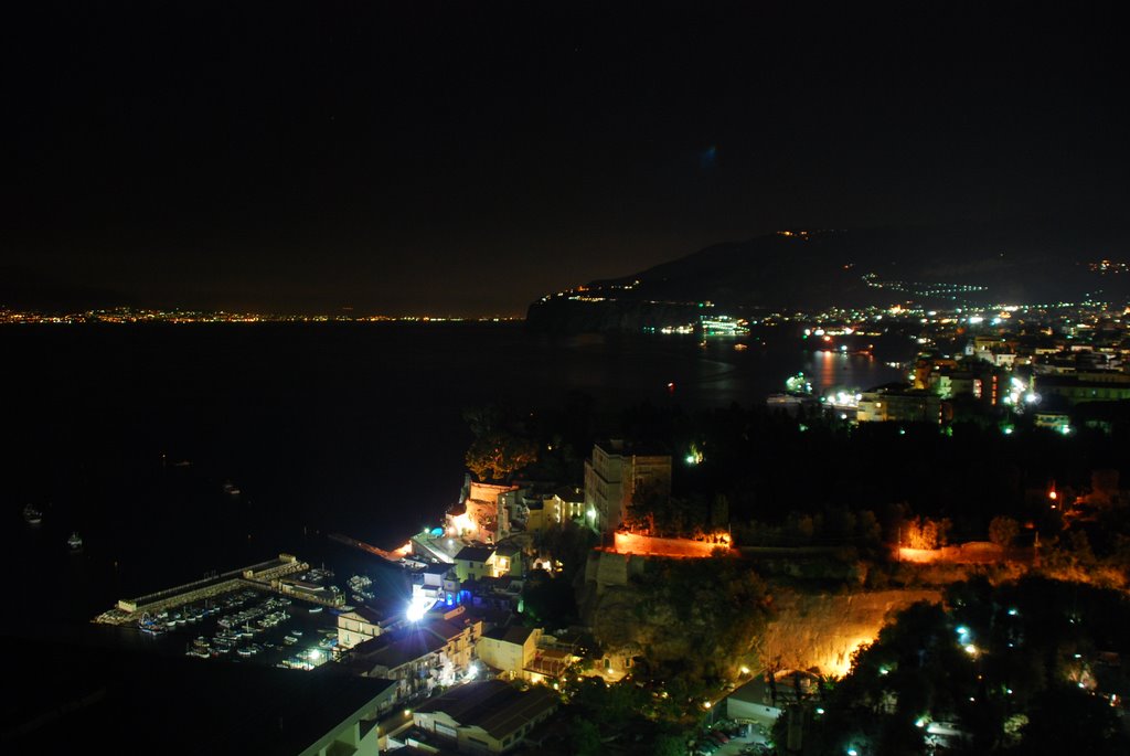 Sorrento: nightview di Marina Grande e Sorrento da via Capodimonte, Сорренто