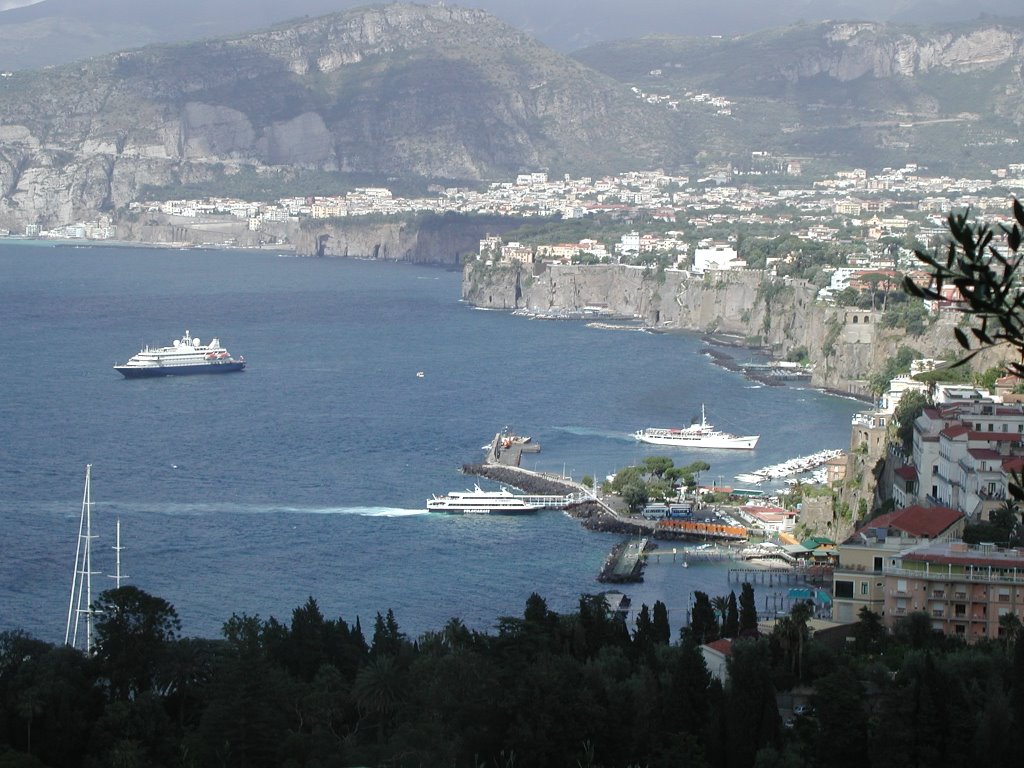 View across bay of Sorrento, Сорренто