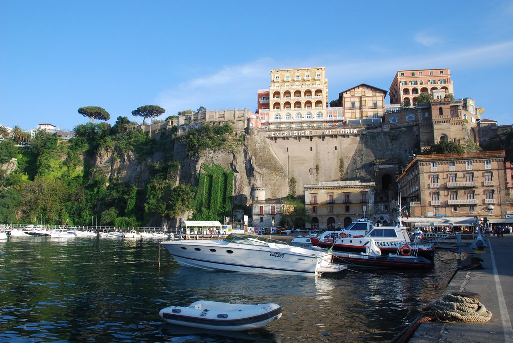 Sorrento: view from the harbour, Сорренто