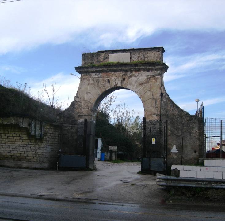 Vecchio ingresso di Masseria, Аверса