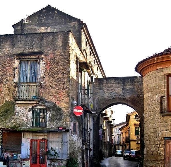 Porta San Giovanni, Аверса