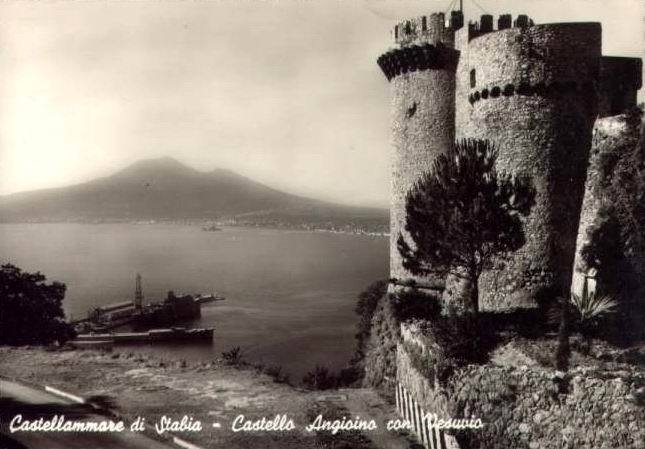 Castello Angioino con Vesuvio, Кастелламмаре-ди-Стабия