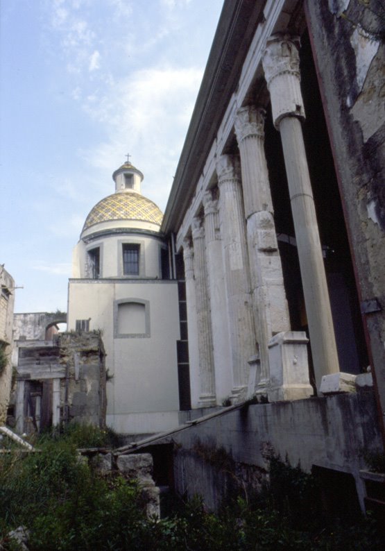 1986 - Rione Terra scorcio del Duomo dedicato a San Procolo con tempio di epoca romana dedicato ad Augusto, Поццуоли