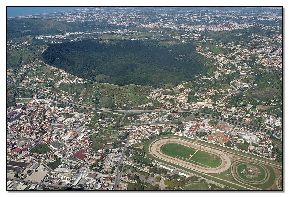 Gli Astroni - Nationalpark, Agnano Therme (Aerial View 10/2009), Поццуоли