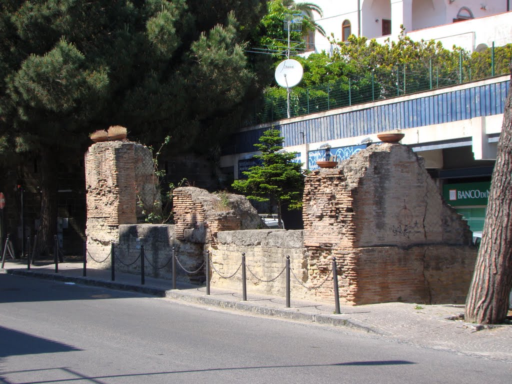 Pozzuoli - I resti romani davanti al Banco di Napoli, Поццуоли
