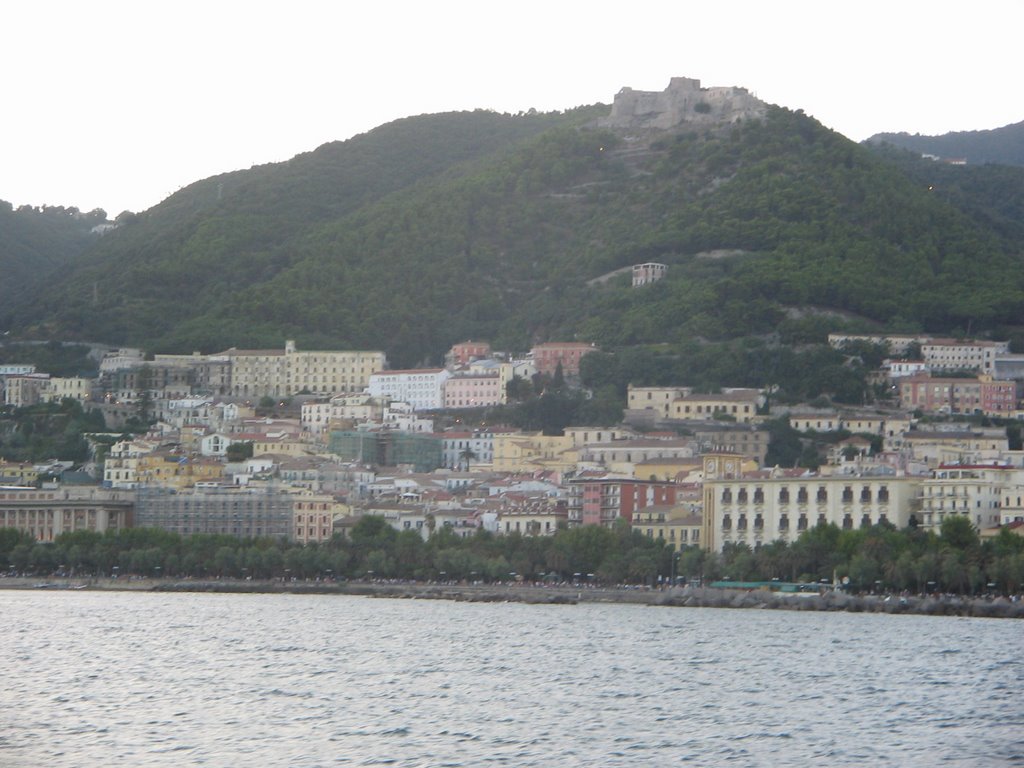 15-08-05 - Salerno, Panorama dal Traghetto, sul promontorio il Castello Arechi, Салерно