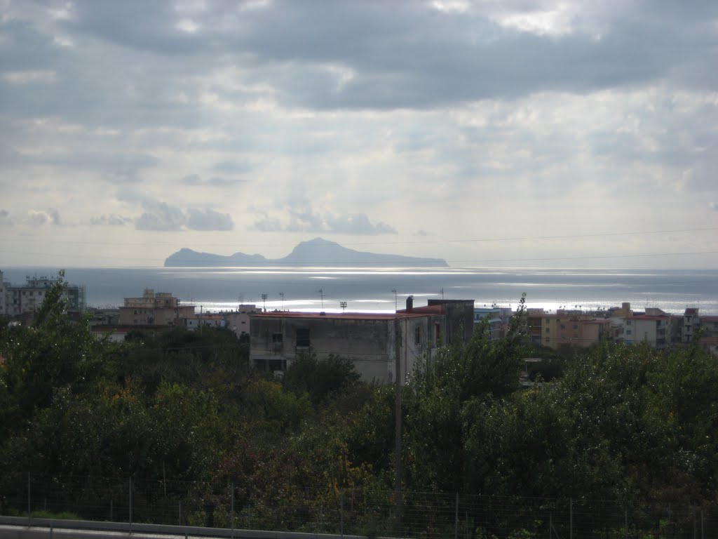 06-11-10 - Panorama di Capri da Torre Annunziata, Торре-Аннунциата