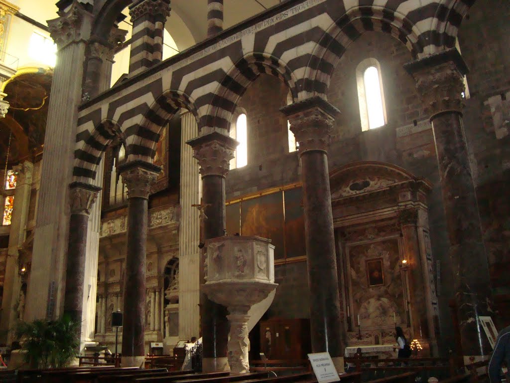 interior de la Catedral de San Lorenzo con la influencia de una época, Генуя