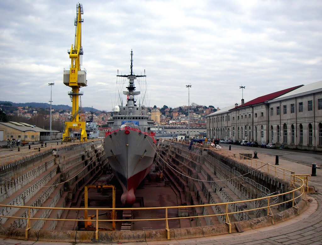 Una nave della MMI in manutenzione nel bacino di carenaggio, Ла-Специя
