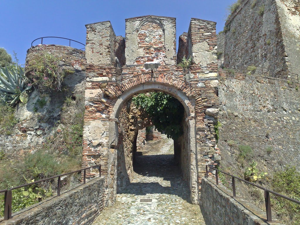 Savona, ingresso dellantica fortezza del Priamar dal Prolungamento a Mare, Савона