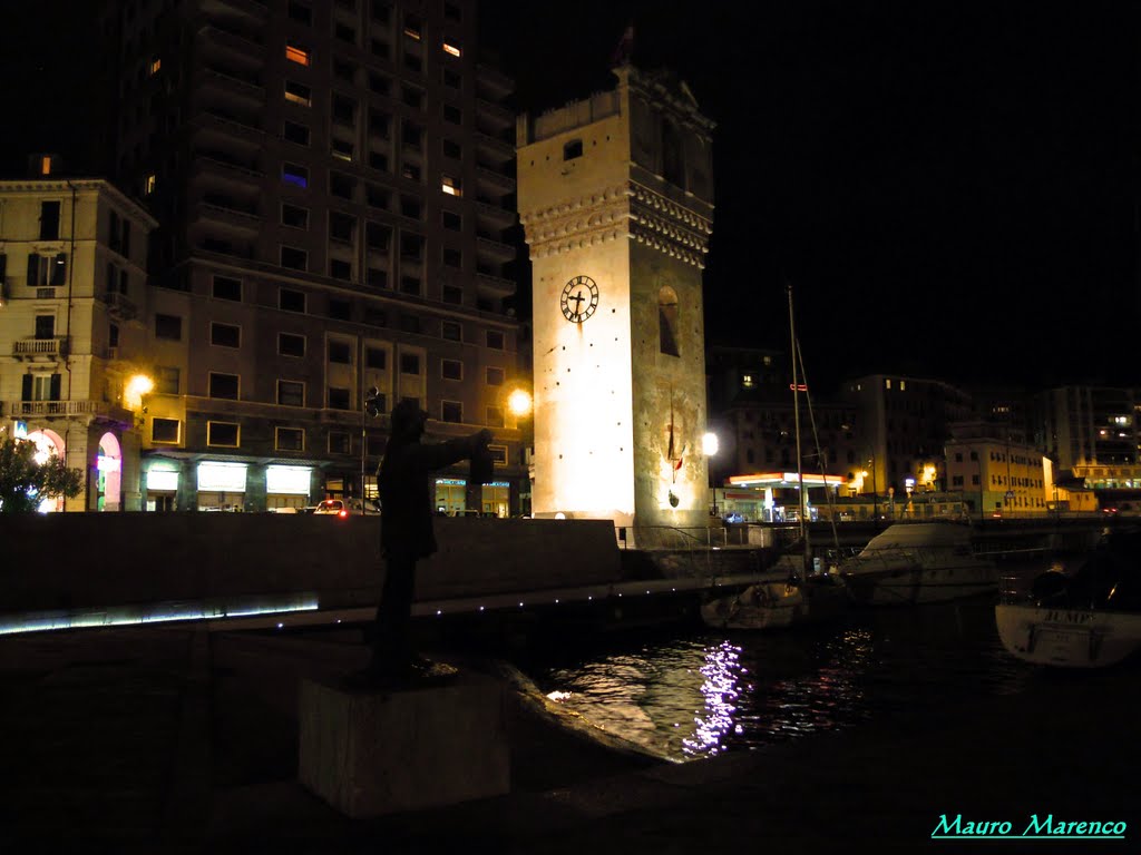 Savona, veduta notturna della Torre Leon Pancaldo ed in primo piano il monumento dedicato alla "Nostra Gente del Mare", Савона
