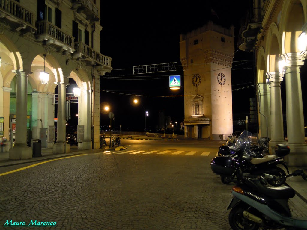Savona, la Torre Leon Pancaldo con i portici illuminati di Via Paleocapa, Савона
