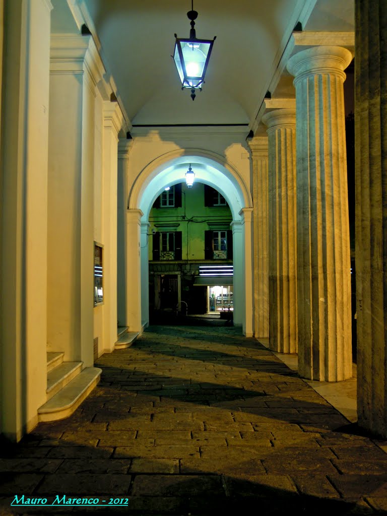 Savona, particolare notturno dei portici in stile neoclassico del Teatro Chiabrera eretto nel 1853 (dedicata a Rafl), Савона