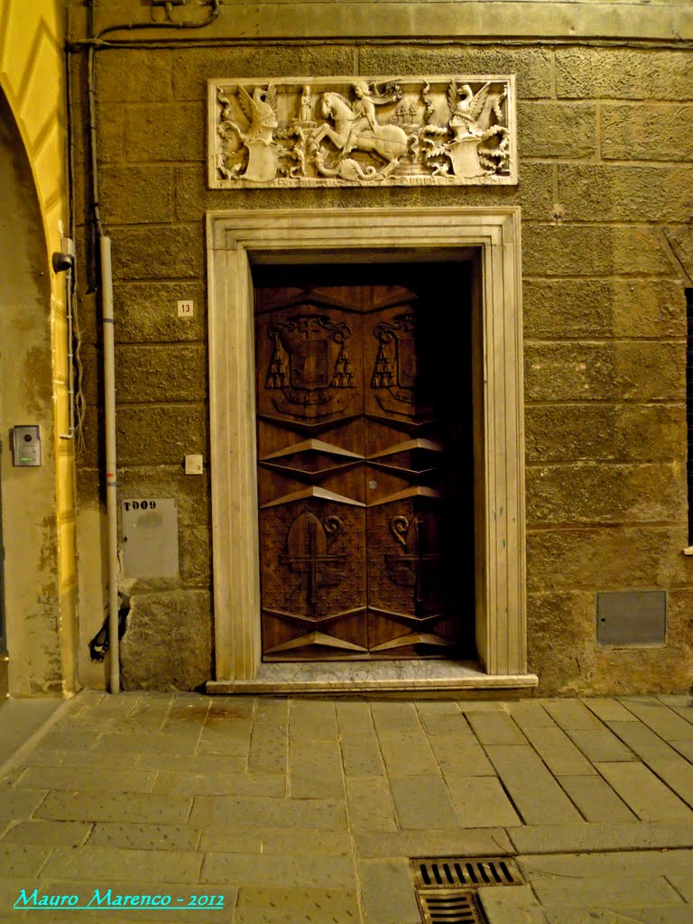 Savona, Piazza del Vescovato. Portone laterale del palazzo vescovile, Савона