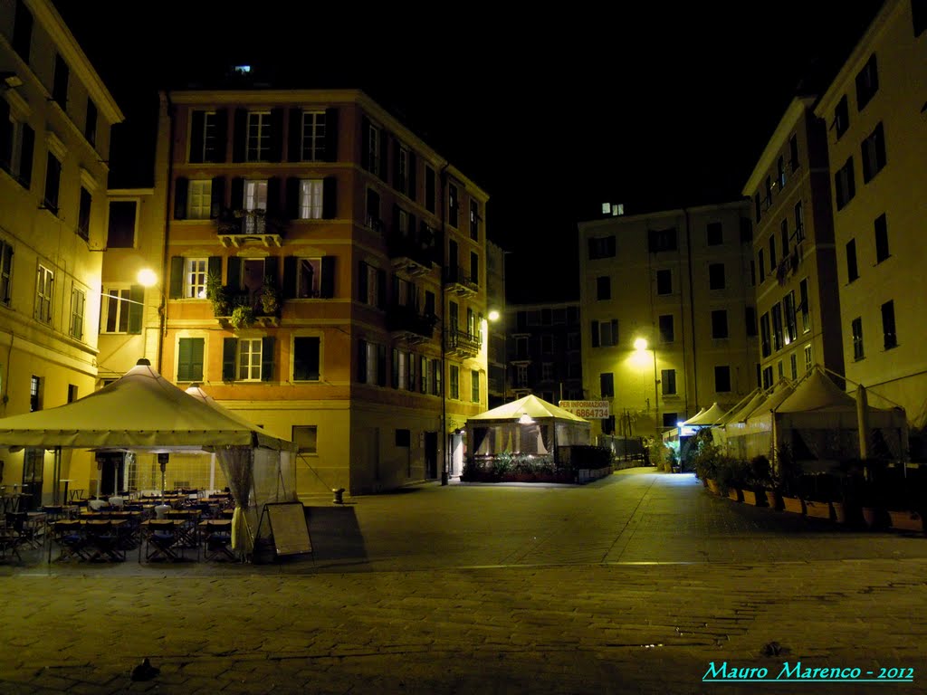 Savona, veduta notturna di Piazza Alaggio, Савона