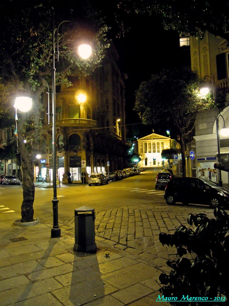 Savona, Corso Italia angolo Via Elvio Pertinace. Particolare notturno con il Teatro Chiabrera sullo sfondo, Савона