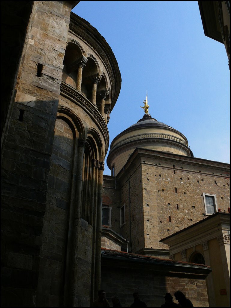 Bergamo Alta - Basilica di Santa Maria Maggiore e cupola del Duomo dedicato a Sant Alessandro, Бергамо