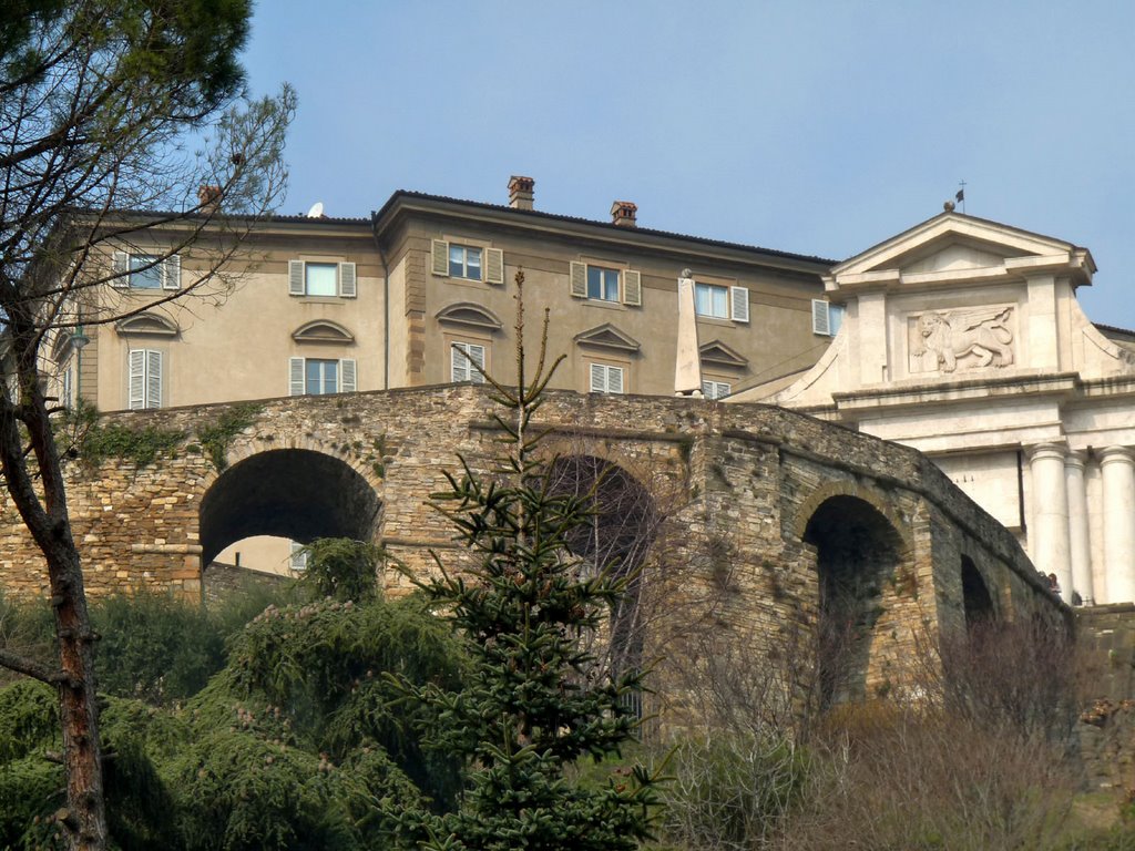 Bergamo - Gap - The Venetian walls around the Upper Town and the Porta S.Giacomo, Бергамо