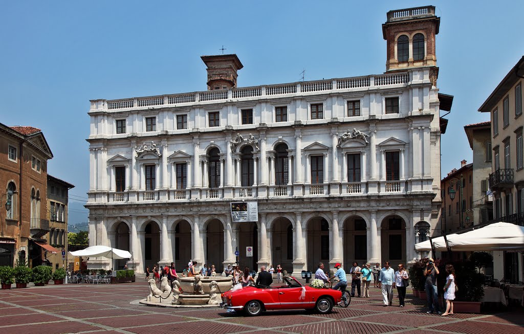 Building at At Piazza Vecchia, Бергамо