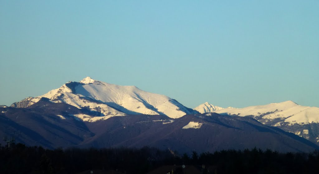 Monti briantei (Da sinistra: Monte Generoso, Pizzo di Gino e  Pizzo della Croce), Бусто-Арсизио
