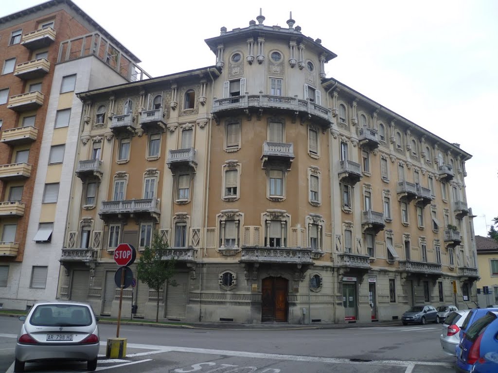 Busto Arsizio (VA) - Palazzo Frangi in stile eclettico in via Mameli, Бусто-Арсизио