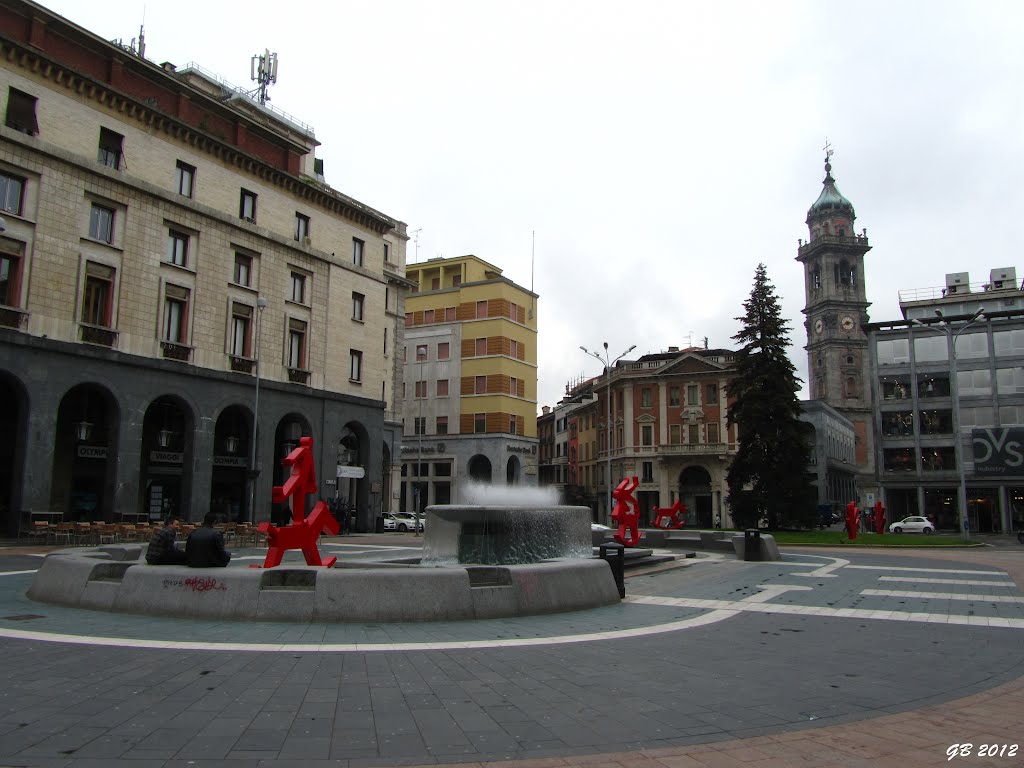 le sculture rosse di Giuliano Tomaino in Piazza Monte Grappa a Varese, Варезе