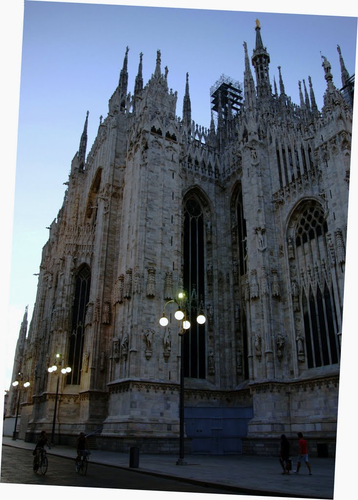 米兰大教堂一侧 Milano cathedral one side, Милан