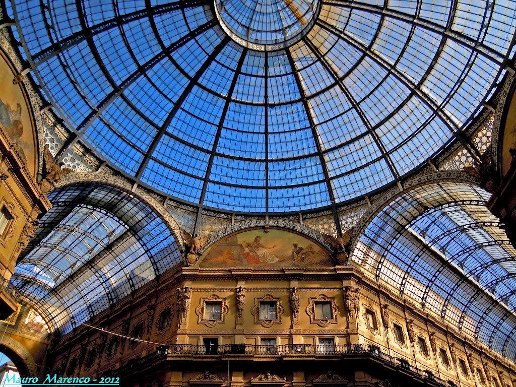 Milano, galleria Vittorio Emanuele II. Particolare interno con le vetrate ed il corridoio sulla destra in direzione Piazza del Duomo, Милан