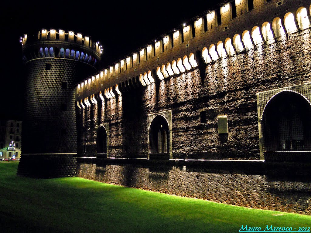 Milano, Piazza Castello. Veduta notturna del lato anteriore sinistro del castello sforzesco, Милан