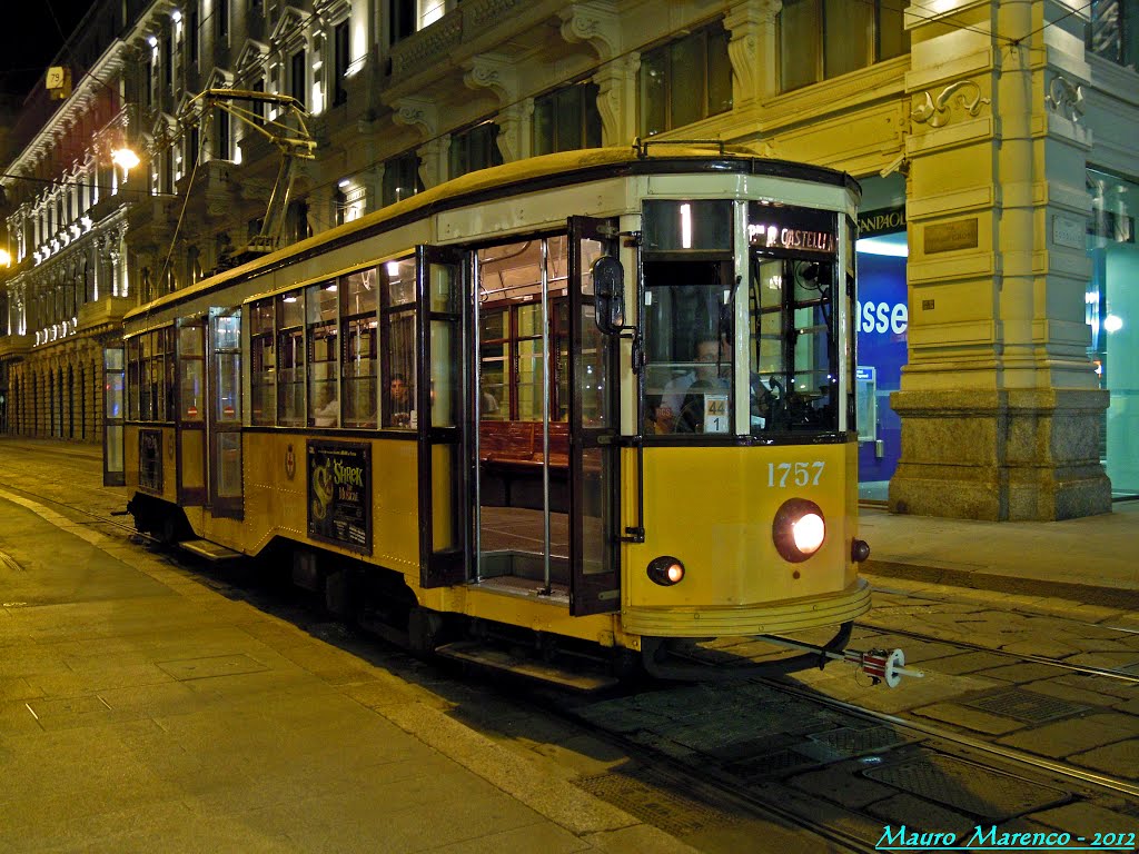 Milano, Via Tommaso Grossi angolo Piazza Cordusio. Veduta notturna di un vecchio tram del 1924 in partenza, Милан