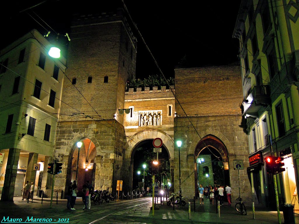 Milano, Corso di Porta Ticinese angolo Via Molino alle Armi. Particolare veduta notturna dellingresso medioevale di Porta Ticinese, Милан